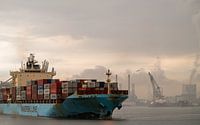 Een Maersk containerschip verlaat de haven van Rotterdam