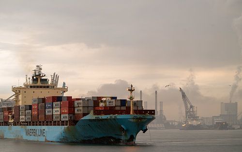 Een Maersk containerschip verlaat de haven van Rotterdam
