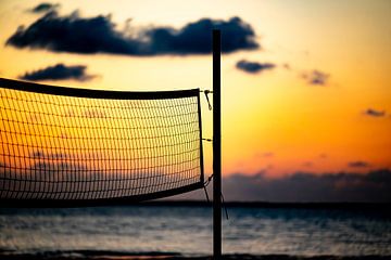 Coucher de soleil sur la plage sur Foto Oger