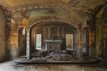 Decay on the altar by Perry Wiertz