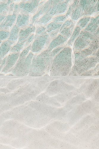 Piscine minimaliste avec reflets du soleil, Summer Vibes.