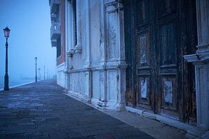 Venetie verlaten kade in de mist van Karel Ham