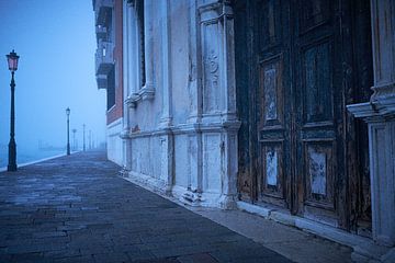 Venetie verlaten kade in de mist van Karel Ham