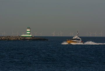 Pilot boat Lacerta at the IJmuiden pier. by scheepskijkerhavenfotografie