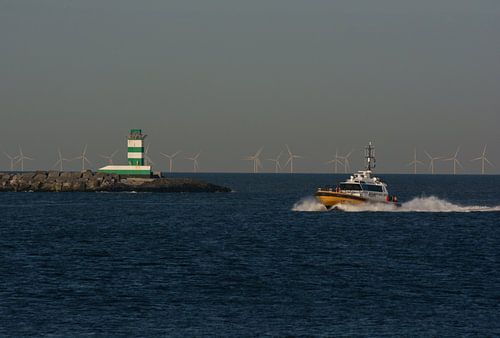 Loodsboot Lacerta bij de pier van IJmuiden.