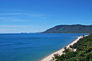 De blauwe zee van Port Douglas, Queensland - Australië van Be More Outdoor