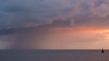 Zonsondergang met een regenbui. Vlieland 4 nov'22. van Gerard Koster Joenje (Vlieland, Amsterdam & Lelystad in beeld)
