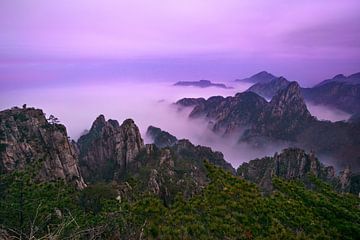 Mooie natuur in China : berglandschap van Yellow Mountain (Huangshan) van Chi