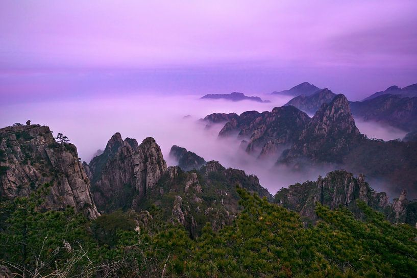 Mooie natuur in China : berglandschap van Yellow Mountain (Huangshan) van Chi
