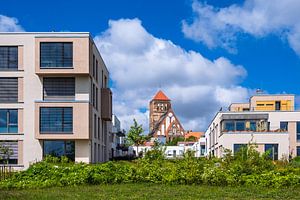 Moderne Gebäude und Nikolaikirche in der Hansestadt Rostock