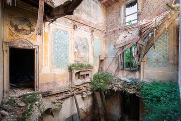 Decay in Abandoned House. by Roman Robroek - Photos of Abandoned Buildings