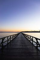 Uitzicht op het water bij zonsopkomst vanaf een pier in Flensburg, Duitsland | Reisfotografie