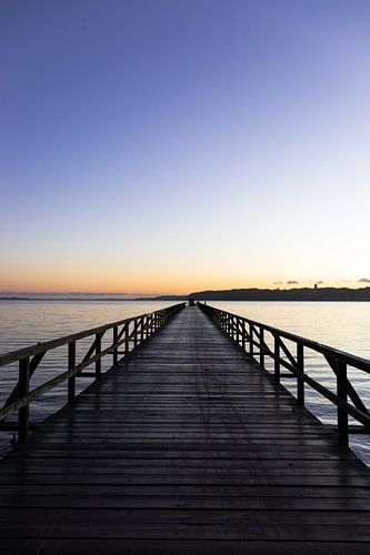 Uitzicht op het water bij zonsopkomst vanaf een pier in Flensburg, Duitsland | Reisfotografie