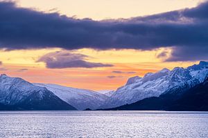 Berge und Felsen im Winter nahe Ørnes in Norwegen
