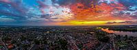 Vurige zonsondergang panorama boven Kerkdriel en de Maas