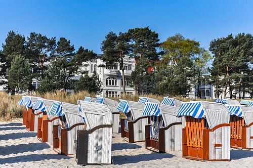 wit-blauw-bruine strandstoelen in Binz, Rügen