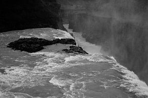 Gullfoss zwart-wit van Louise Poortvliet