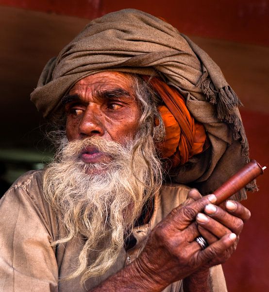 Sadhu soufflant à Haridwar pendant la Kumbh Mela en Inde. Wout Kok One2expose par Wout Kok