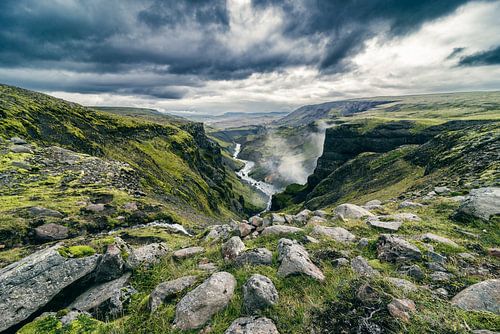 Uitzicht richting de Haifoss waterval vanaf de Fossa rivier in IJsland