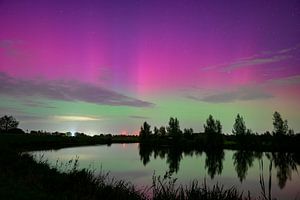 Nordlicht über dem Fluss Vecht in Overijssel
