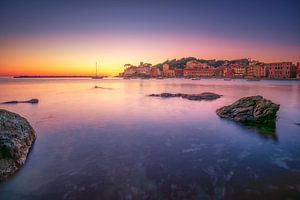 Wunderschöner Sonnenuntergang über der Bucht der Stille, Sestri Levante, Ligurien