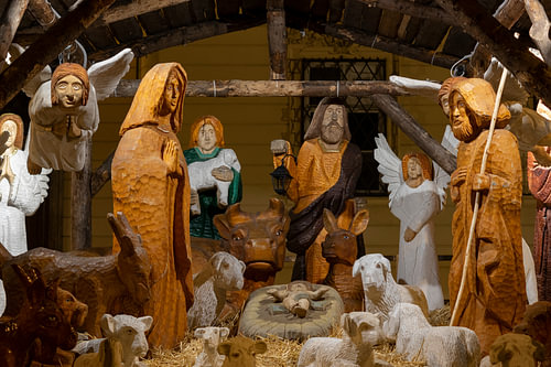 Crèche intemporelle en bois à Brno : une décoration murale festive pour le salon