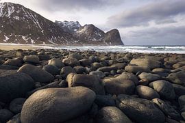 Steine und Wellen am Unstad-Strand unterhalb der Lofoten –'s majestätische Berge von PhotoCluster
