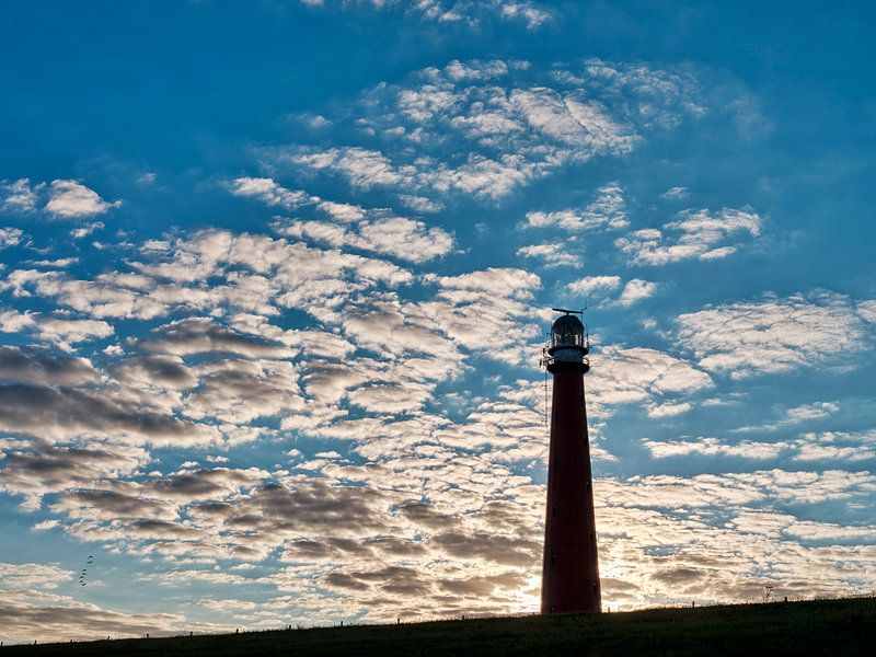 Silhouette du phare de Den Helder - Huisduinen par eric van der eijkj