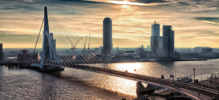 Rotterdam Skyline in the morning (Landscape) van <span class="secondary-font">Rob van der Teen</span>