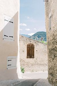 Drôme | Oud stenen huisje met uitzicht op de bergen in Zuid Frankrijk | Reisfotografie wall art van Milou van Ham