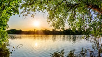 Meer bij zonsondergang