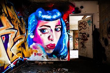 Kleuren van vergankelijkheid - graffitiportret in een verlaten gebouw van Infinite Decay
