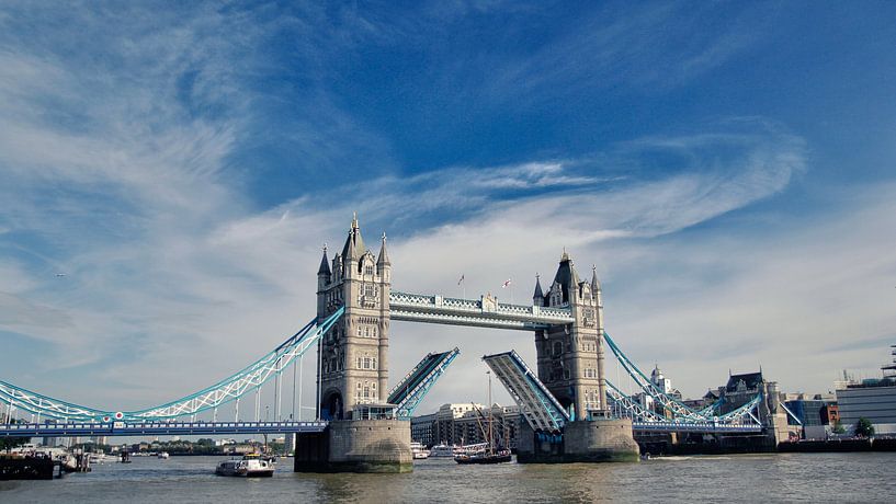 Tower Bridge by Hello Pompoyo