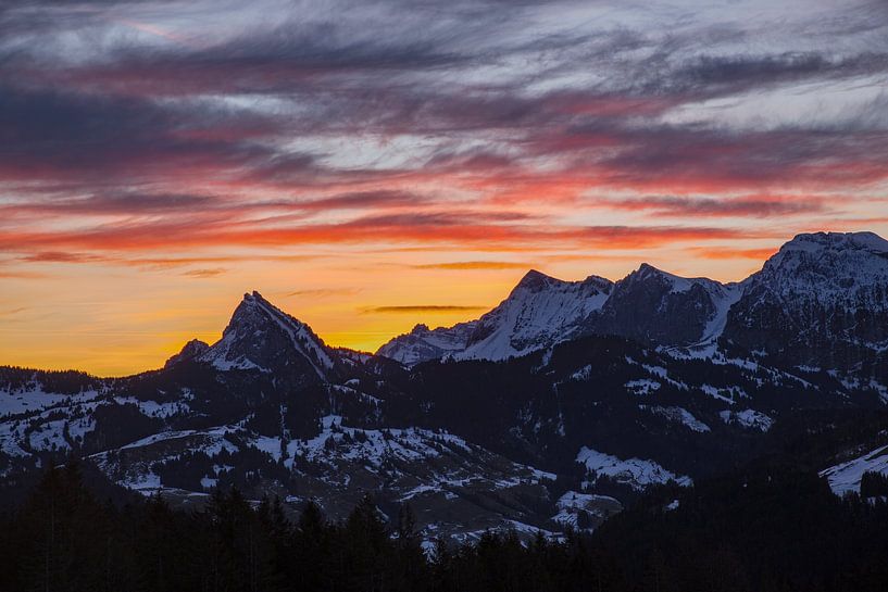 Farbenfroher Sonnenaufgang auf dem Satteleggpass in den Alpen von Martin Steiner