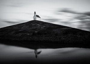Witte kerkje op de heuvel in zwart wit sur Joey Hohage