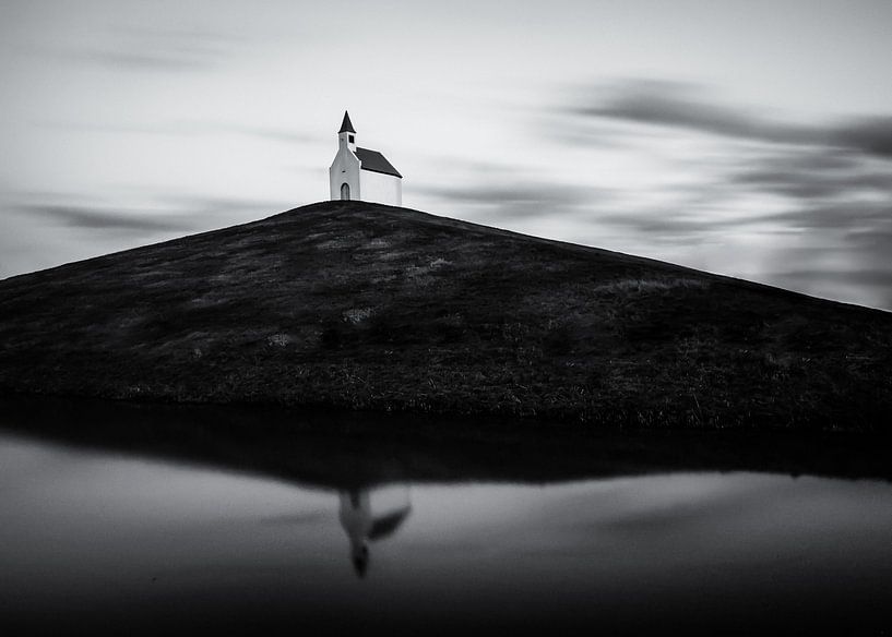 Witte kerkje op de heuvel in zwart wit van Joey Hohage