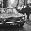 Analogique des années 90 photographie de rue vieille voiture avec des gens dans la ville de New York noir et blanc sur Animaflora PicsStock