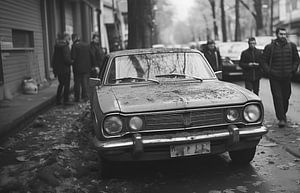 Analog 90er Straßenfotografie altes Auto mit Menschen in der Stadt New York Schwarz und Weiß