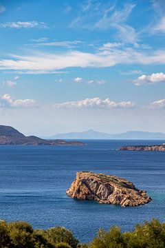 Une île au large de la côte grecque. sur Floyd Angenent