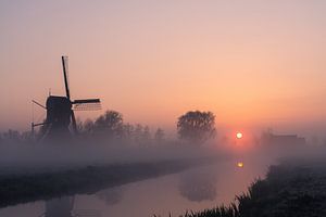 Poldermühle mit Nebel bei Sonnenaufgang