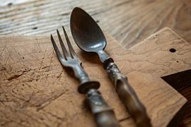 Vintage vork en lepel op houten plank - landelijke sfeer