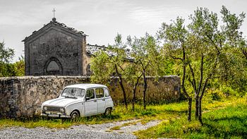 Renault 4 in Monastery Garden, Sant'Anna in Camprena, Tuscany, Italy.
