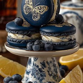 Delft-Blau-Stillleben mit Schmetterlings-Macarons, Heidelbeeren und Zitronen von Studio Ypie