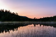 Zonsondergang boven een meer in midden Zweden van Jasper den Boer thumbnail