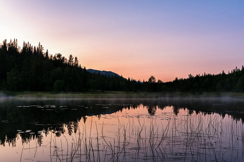 Zonsondergang boven een meer in midden Zweden van Jasper den Boer
