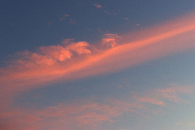 Kleurrijk roze wolken in de blauwe lucht | Zuid-Holland  | Nederland | Reisfotografie print van Kimberley Helmendag