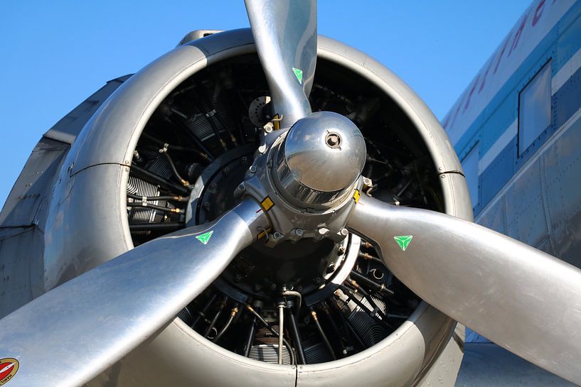 Propeller DC-3 by Erick van Bommel