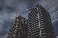 Im Bau befindliches Mehrfamilienhaus