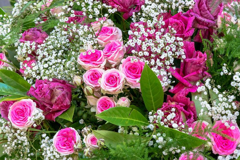 Boeket met roze rozen en gipskruid van Dieter Meyer