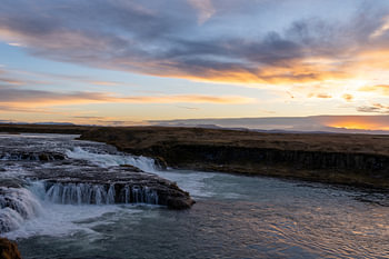 une cascade aux couleurs magnifiques au lever du soleil